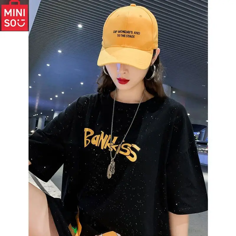 MINISO جديد حجم كبير 2-300 جنيه تي شيرت بأكمام قصيرة ملابس الصيف النسائية 2025 جديد ins فضفاض متوسط طويل الاتجاه العلوي