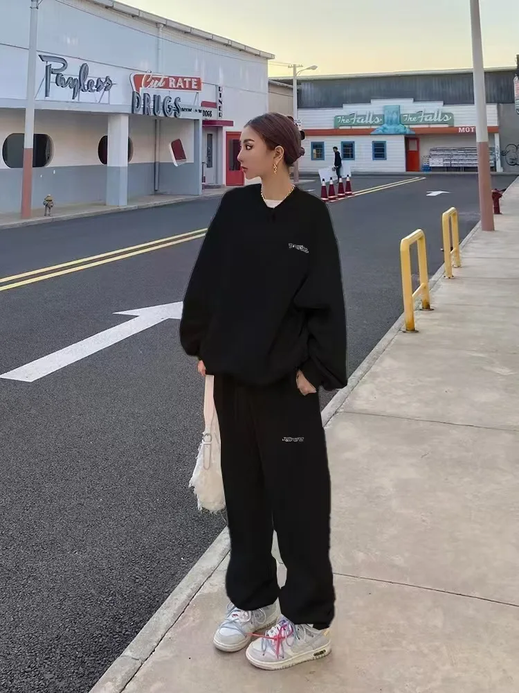 ชุดวอร์มผู้หญิงสีเทา ปี 2025 สไตล์อเมริกันวินเทจ ชุดเซ็ตสองชิ้น เสื้อคอกลม กางเกงลำลอง