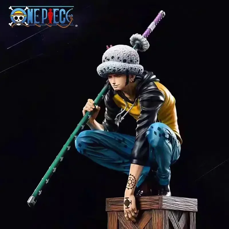 Figura coleccionable de Trafalgar Law de la serie One Piece, modelo de estatua de PVC con base de madera y pose de sentadilla, para decorar escritorios, regalo de cumpleaños para fans del anime.