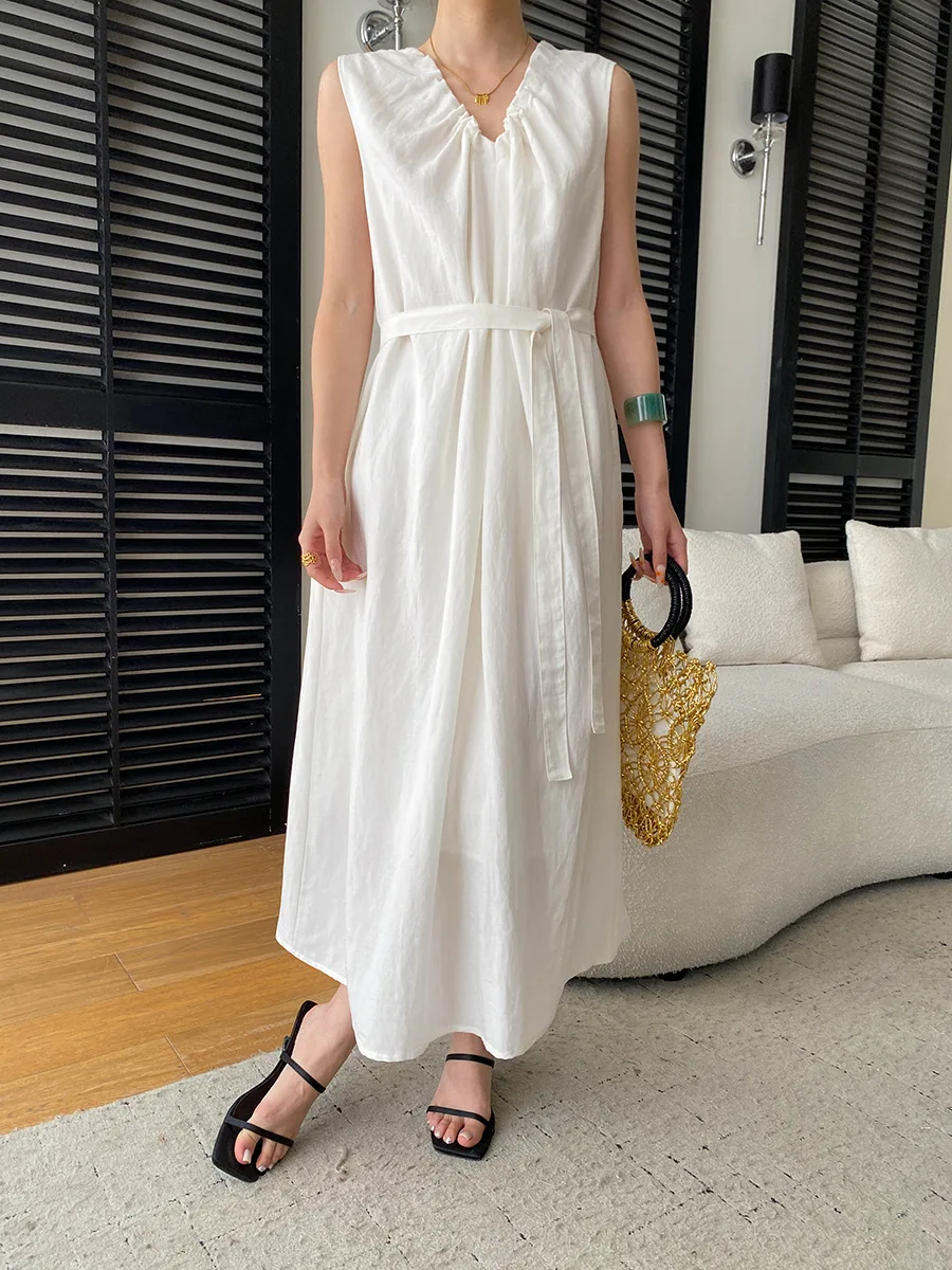 Sommerliches Damenkleid in unifarbenem, plissiertem Design mit V-Ausschnitt, Schnürung an der Taille und schlankmachendem, ärmellosem Schnitt. – Detail 13