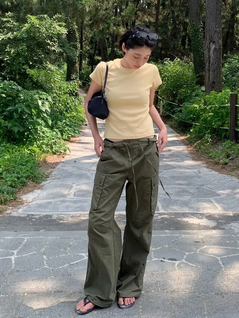 Luźne, codzienne spodnie robocze w stylu militarnym, damskie długie spodnie z elastyczną talią, proste nogawki, szerokie nogawki, wygodny krój.