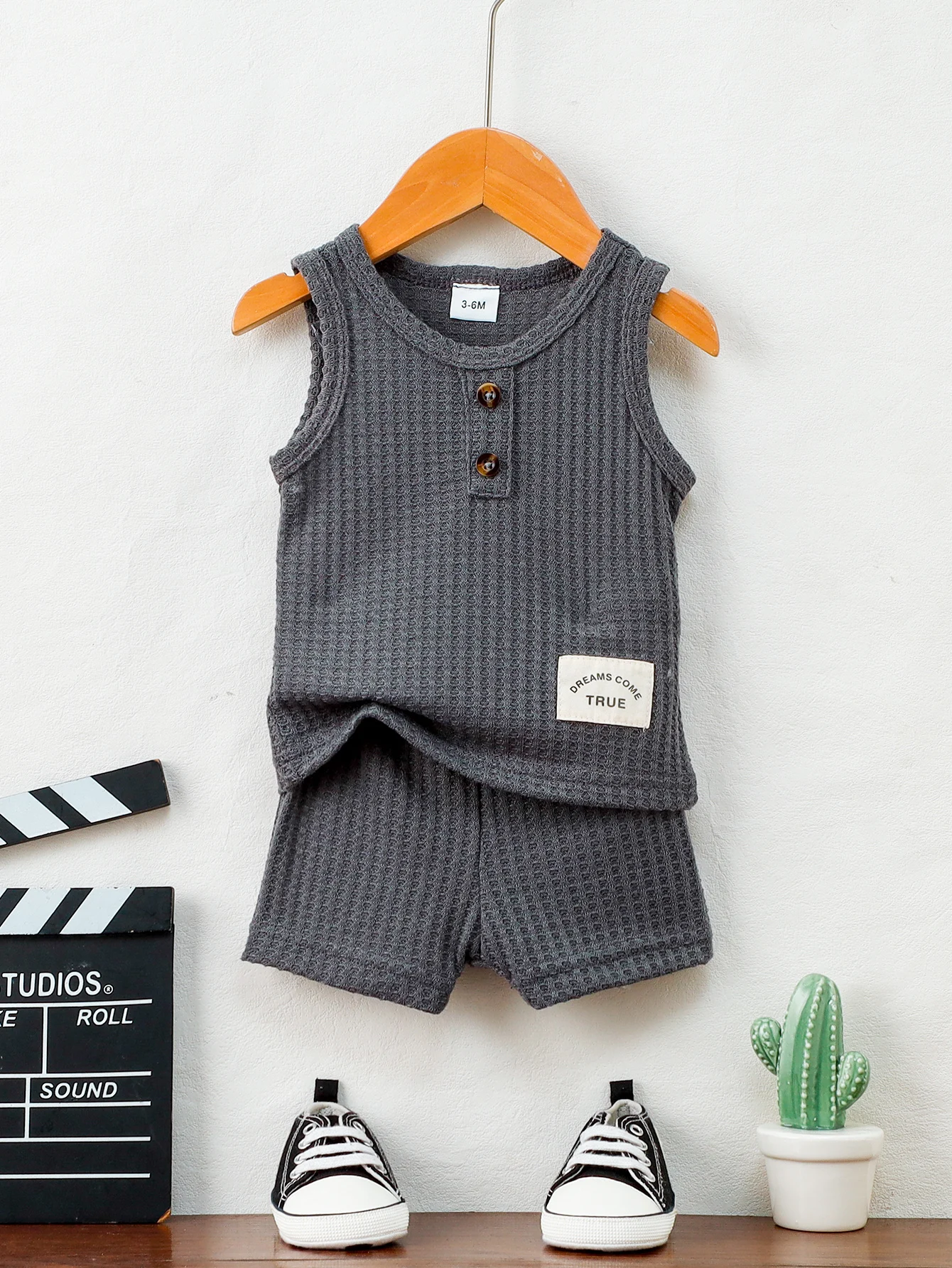 2-teiliges Sommer-Outfit-Set für Babys (Jungen) in Dunkelgrau, Waffelstrick, Henley-Tanktop + elastische Shorts, lässiger Ins-Stil, Alltags-/Freizeitkleidung – Detail 2
