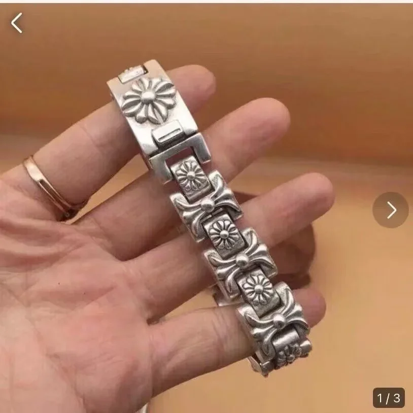 Bracelet vintage en argent tibétain, design unique, bijoux de mode, bracelet artisanal en argent avec motifs traditionnels, mettant en valeur le style rétro