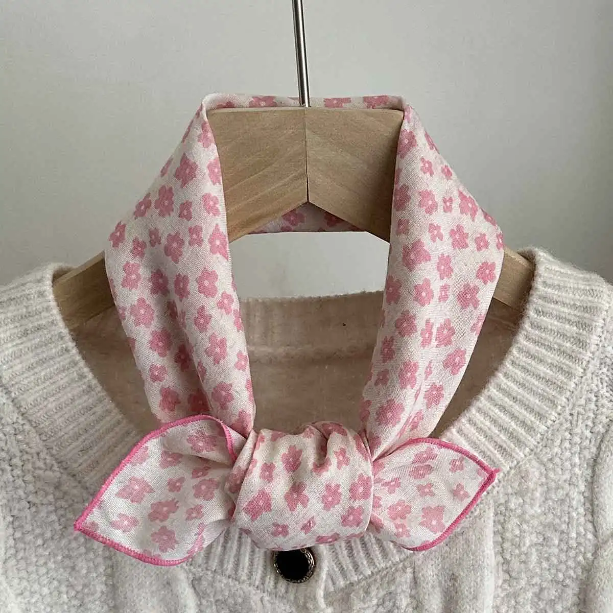 Frühling und Sommer, neues Modell, kleiner Seidenschal für Damen, kleiner, quadratischer Schal im Bohème-Stil, Kopftuch, vielseitiger Schal mit Blumenmuster im europäischen und amerikanischen Stil, 1 Stück. – Detail 8