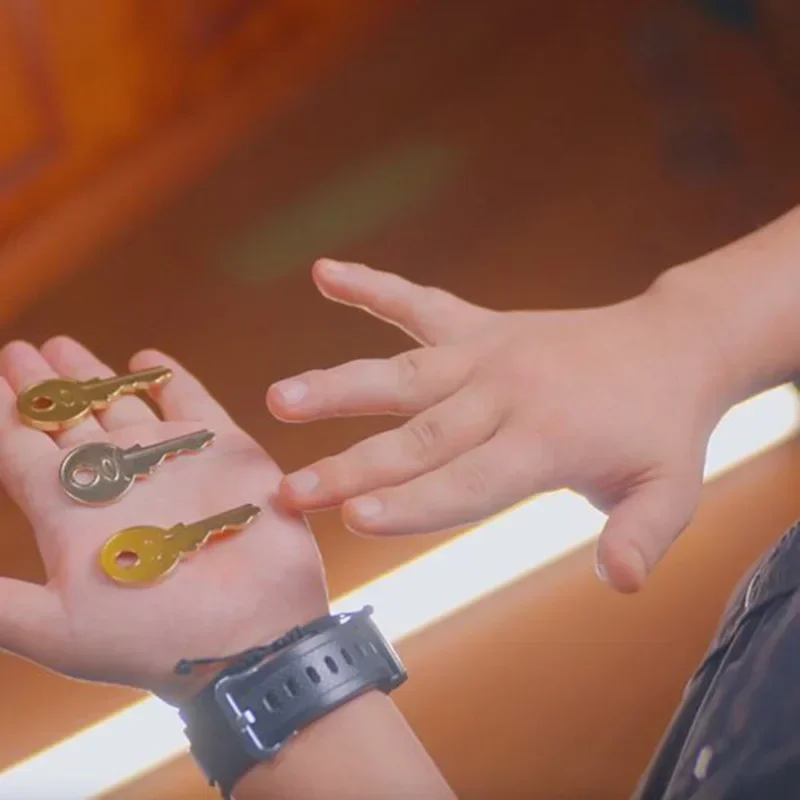 

Hopping Key by Bond Lee Magic Tricks Golden and Silver Key Vanishes Appearing Color Change Transpositions Illusions Props