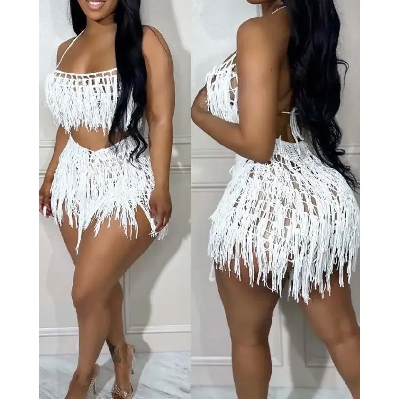 

Модный женский комплект из двух предметов: топ на бретельках и вязаная крючком юбка, тренд Весна 2025