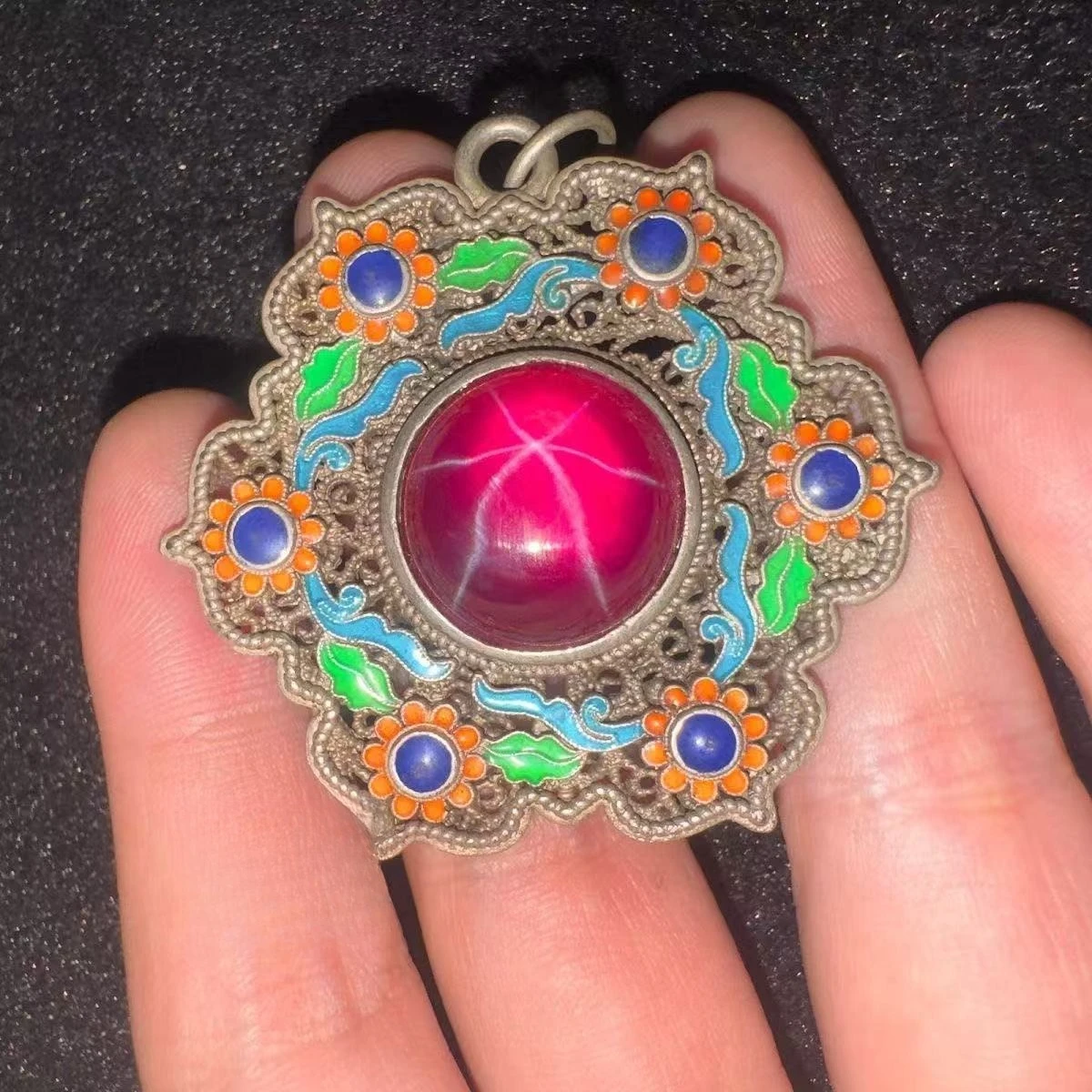 

Антикварная коллекция: Кулон-подвеска из старинного серебра с инкрустацией, крупным кольцом и рубином в форме звезды, аксессуар для шеи