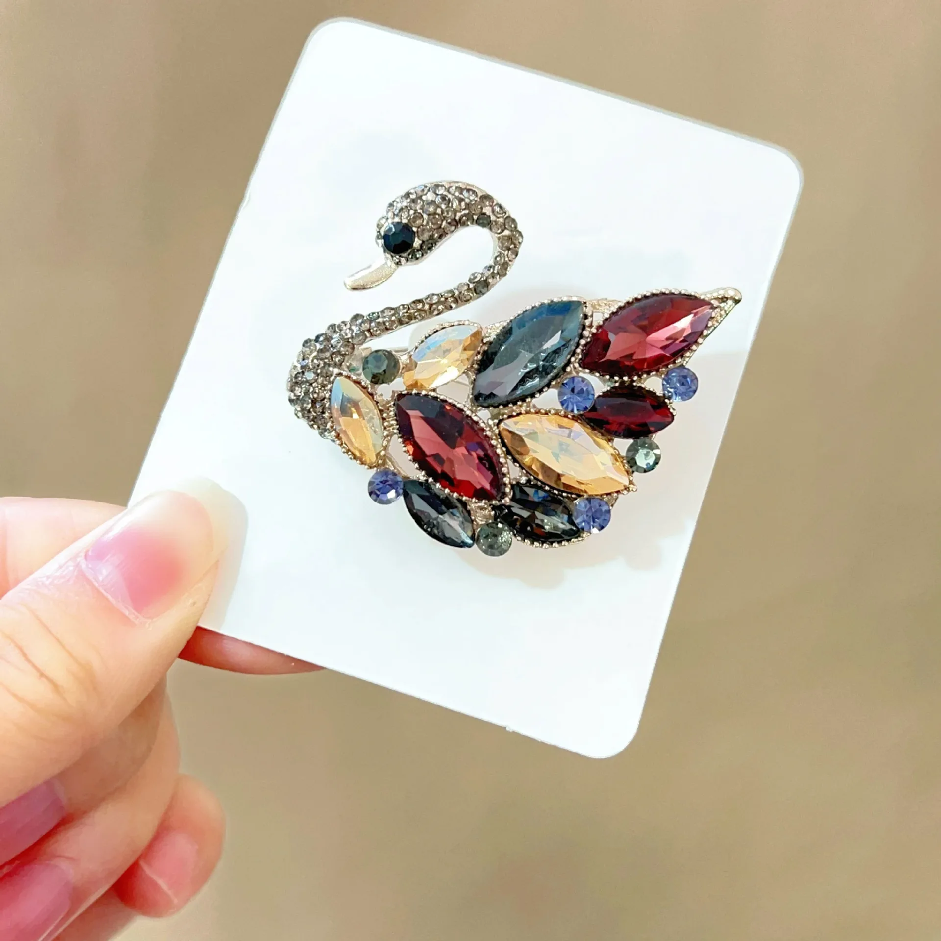 

Красочная брошь в виде лебедя с кристаллами, женская элитная брошь, нишевый элитный корсаж, булавка в стиле ретро с животными, аксессуар для одежды