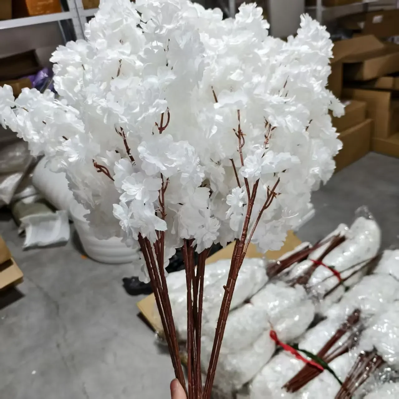 100 Stück Weiße Seiden-Kirschblütenzweige Künstliche Sakura-Blumen für Hochzeitsbogen Hintergrund Party Event Zeremonie Dekoration – Detail 1