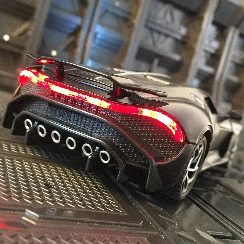 Para 1:32 bugatti la voiture noire carro esportivo liga diecast simulação modelo de metal som & luz puxar para trás brinquedo coleção crianças brinquedos