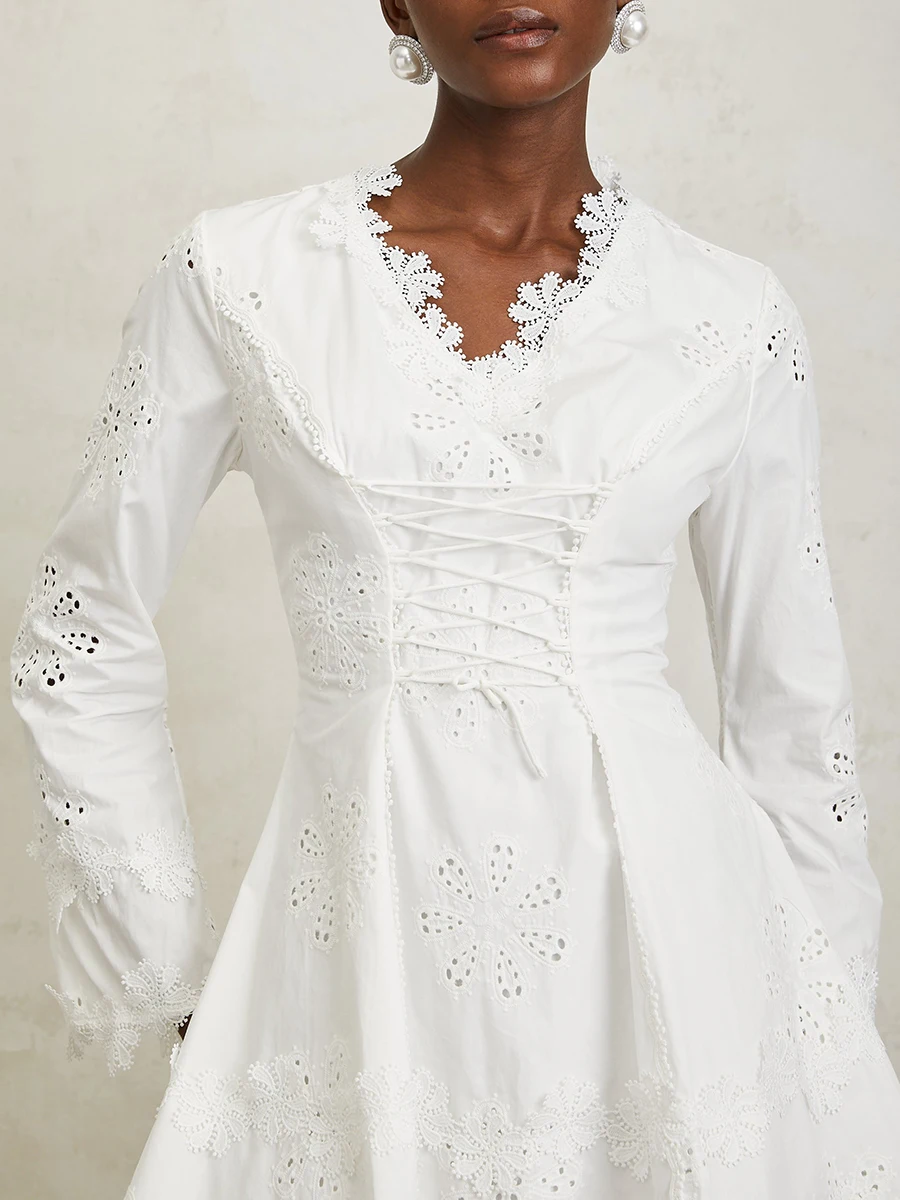 VGH Krótka biała sukienka damska w stylu runway z dekoltem w serek, patchworkiem, ażurowymi detalami, haftem, wyszczuplająca, idealna na plażę i imprezy, model 2026