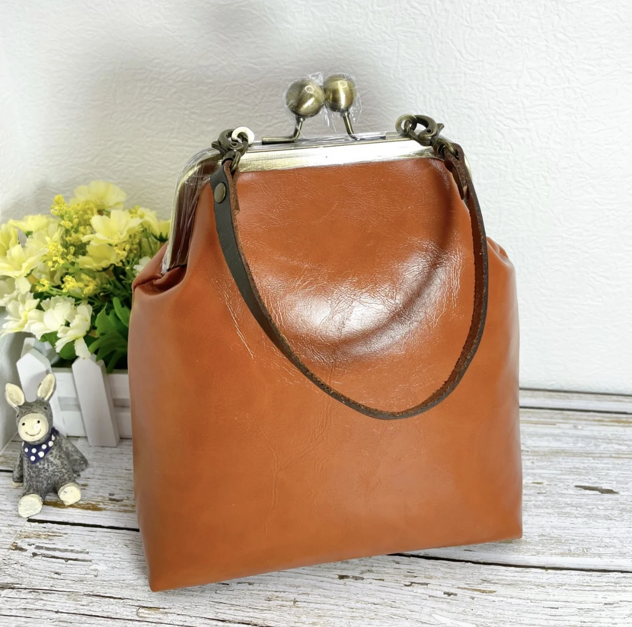 

Lost in Vintage Oil wax Leather Fabric Handbag with Kiss Lockl Clasp Metal Frame Purse Opening Long Detachable Staps Evening