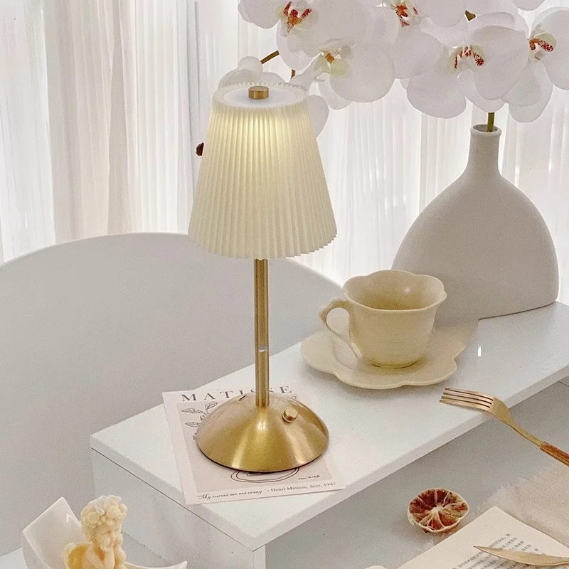 

Nordic pleated charging desk lamp bedroom decoration atmosphere modern simple desk lamp European master bedroom bedside night li