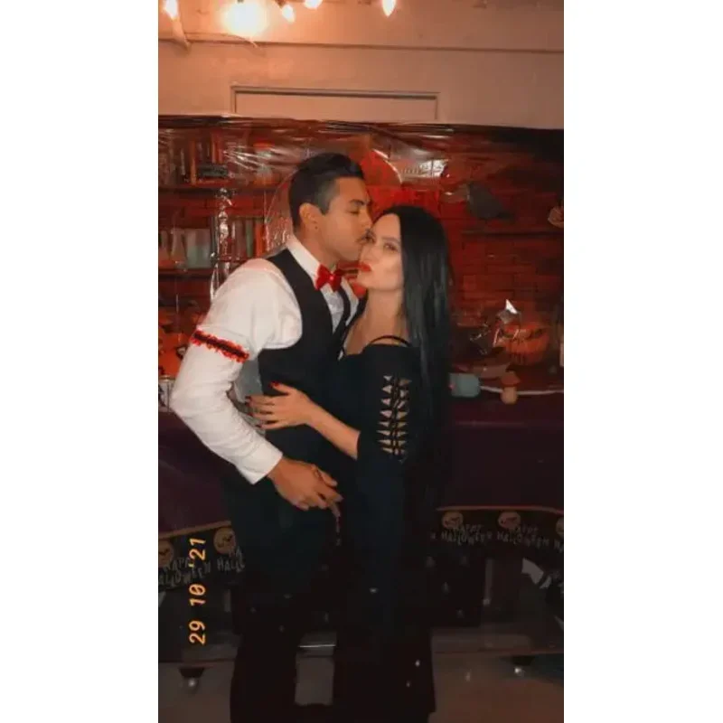 (متوفر) أزياء تنكرية مقاس كبير فستان مورتيسيا آدامز العائلي القوطي ماكسي باقان بيكسي مصاص دماء برباط علوي MN1