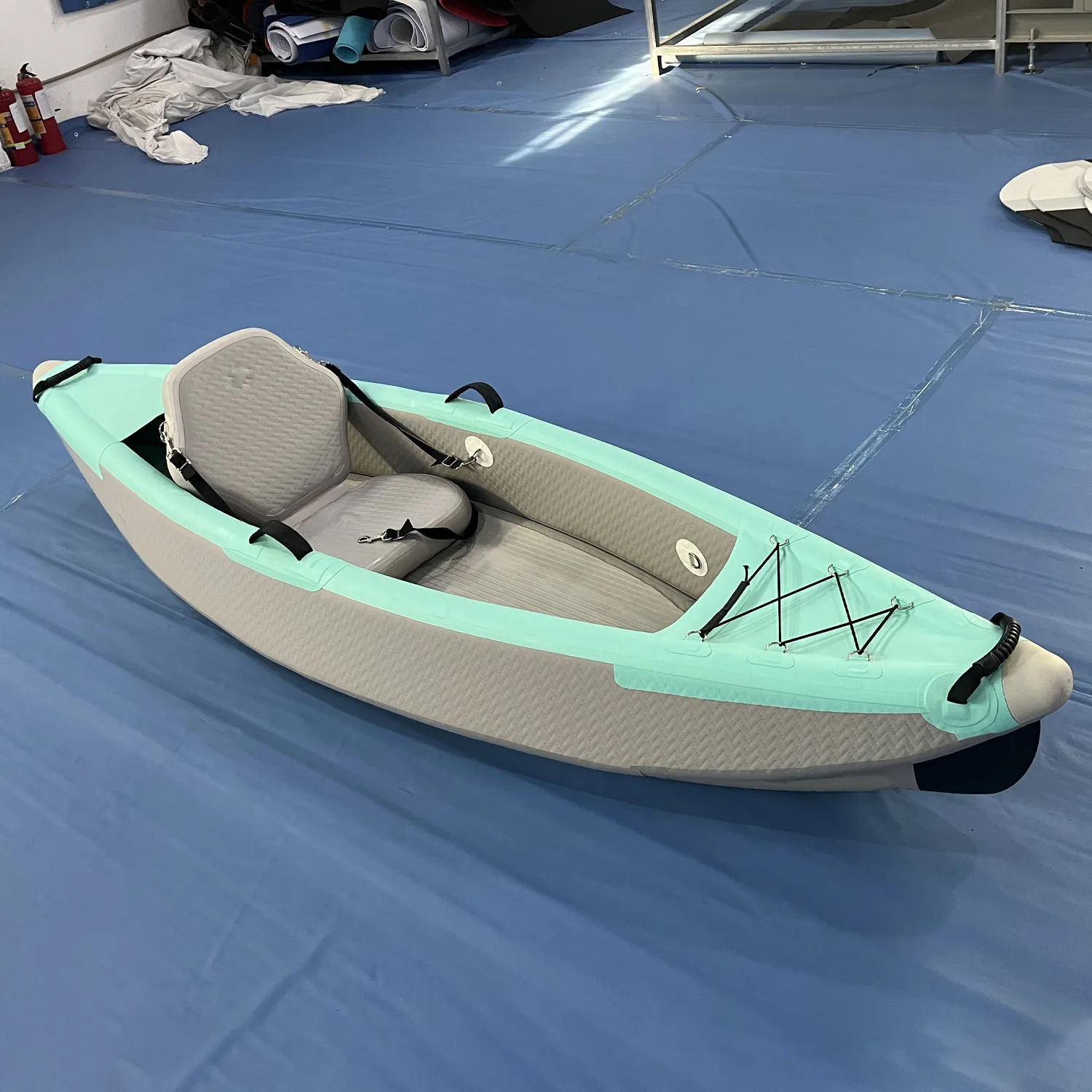 Hochwertiges aufblasbares Kajak aus PVC-Rumpfmaterial mit 12 Fuß, geeignet zum Seefischen für 1 Person, mit 13 Zubehörteilen