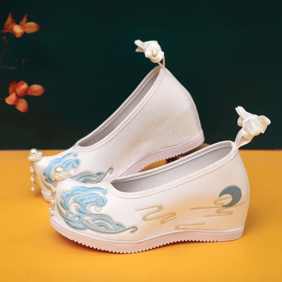 Hanfu Shoes Women Curled Toe Embroidered Cotton Shoes Height Increase Warm Ancient Style Student Cloth Shoes