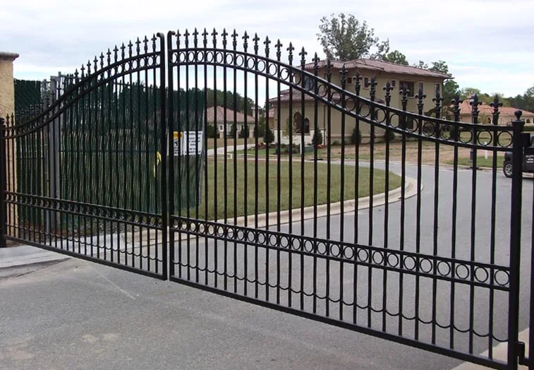 Diseño de parrilla de seguridad de jardín de casa doble de lujo, puerta de entrada de hierro oscilante deslizante, puerta de entrada principal, diseños de puertas de hierro forjado