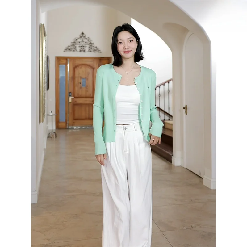 

Комплект: вязаный кардиган с покрытием, джинсовые брюки с вышивкой и широкими штанинами, весенний облегающий топ. Универсальный простой женский модный комплект.