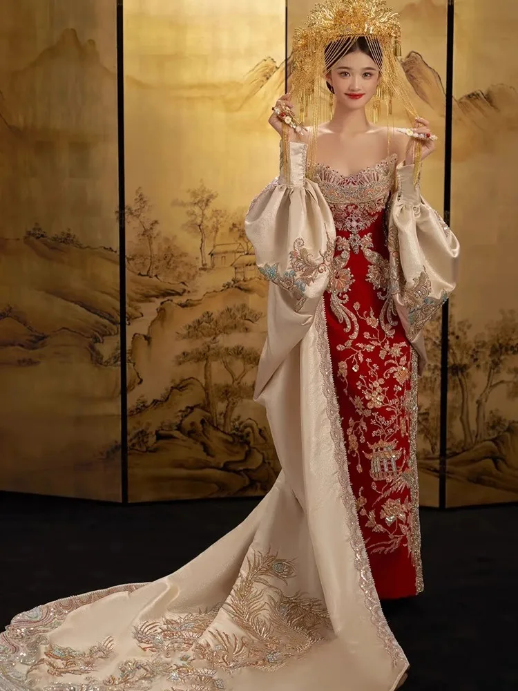 Um novo vestido de noiva estilo chinês com cheongsam de cauda de