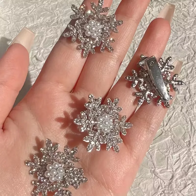 5-teiliges elegantes Schneeflocken-Haarspangen-Set mit glänzenden Strasssteinen und Kunstperlen – perfekt für Herbst und Winter – Detail 1
