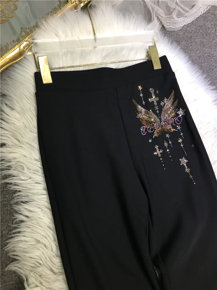 เลกกิ้งแฟชั่นผู้หญิงสำหรับฤดูใบไม้ร่วงและฤดูหนาว เอวสูง ทรงดินสอ แต่งตัวได้หลากหลาย  ลายตัวอักษร ประดับคริสตัลสีดำ ความยาวระดับข้อเท้า