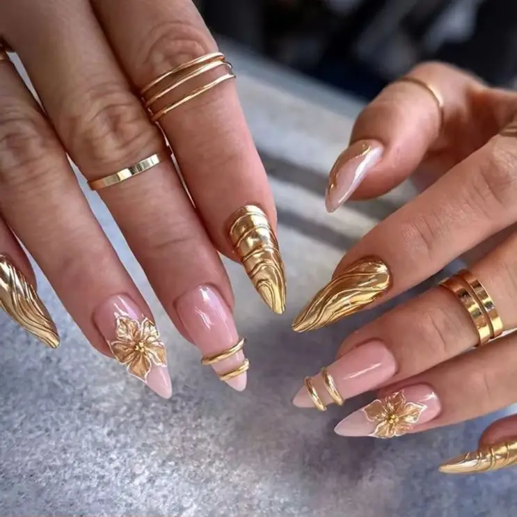 24 Uds. De uñas postizas onduladas metálicas de almendra con prensa Floral 3D de oro de lujo, arte de uñas elegante rosa y desnudo, dulce y fresco
