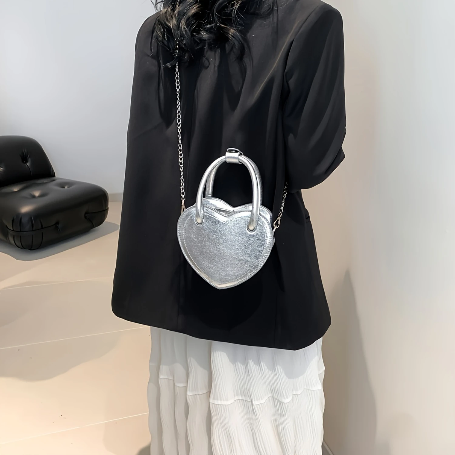 

Stylish Heart-Shaped Crossbody Bag for Women: Small PU Leather Handbag with Chain Strap, Ideal for Date Night