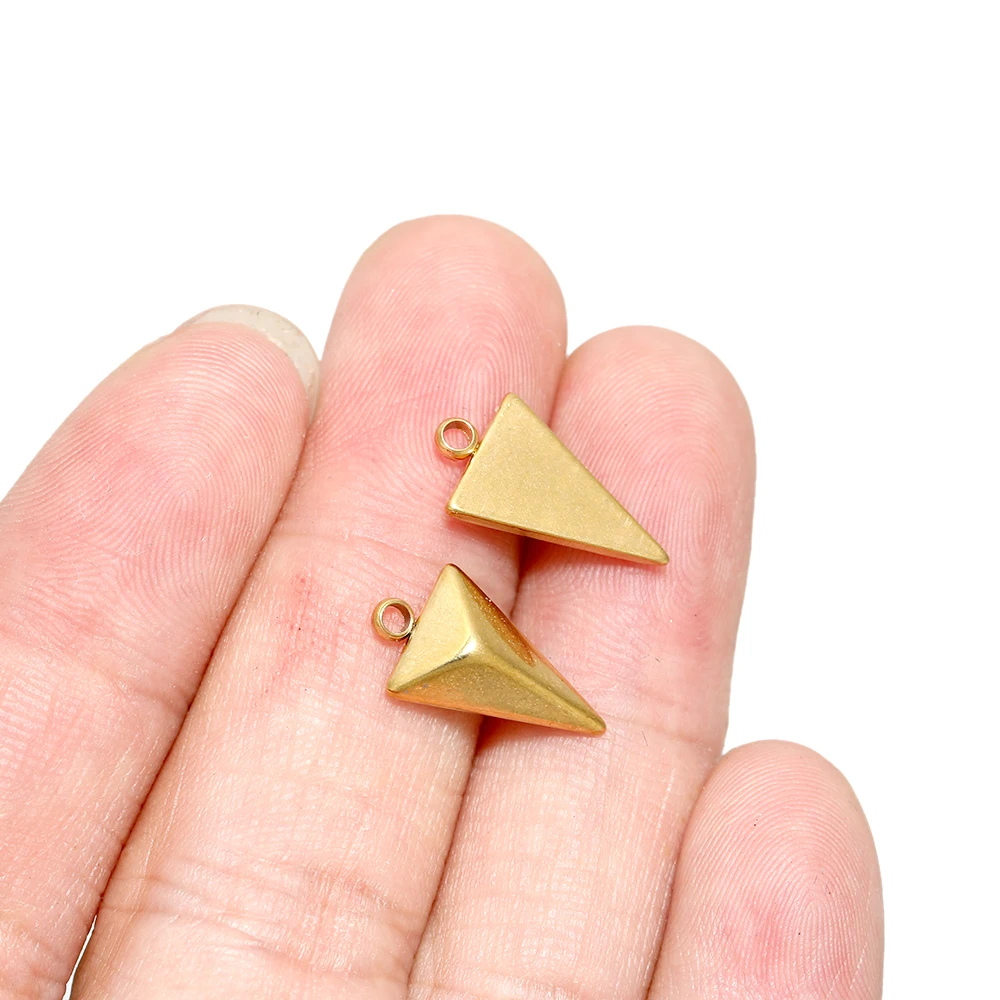 5 Stück Edelstahl-Pyramidenanhänger Dreieckige Anhänger Halsketten DIY Schmuckherstellung Zubehör Goldfarben – Detail 4