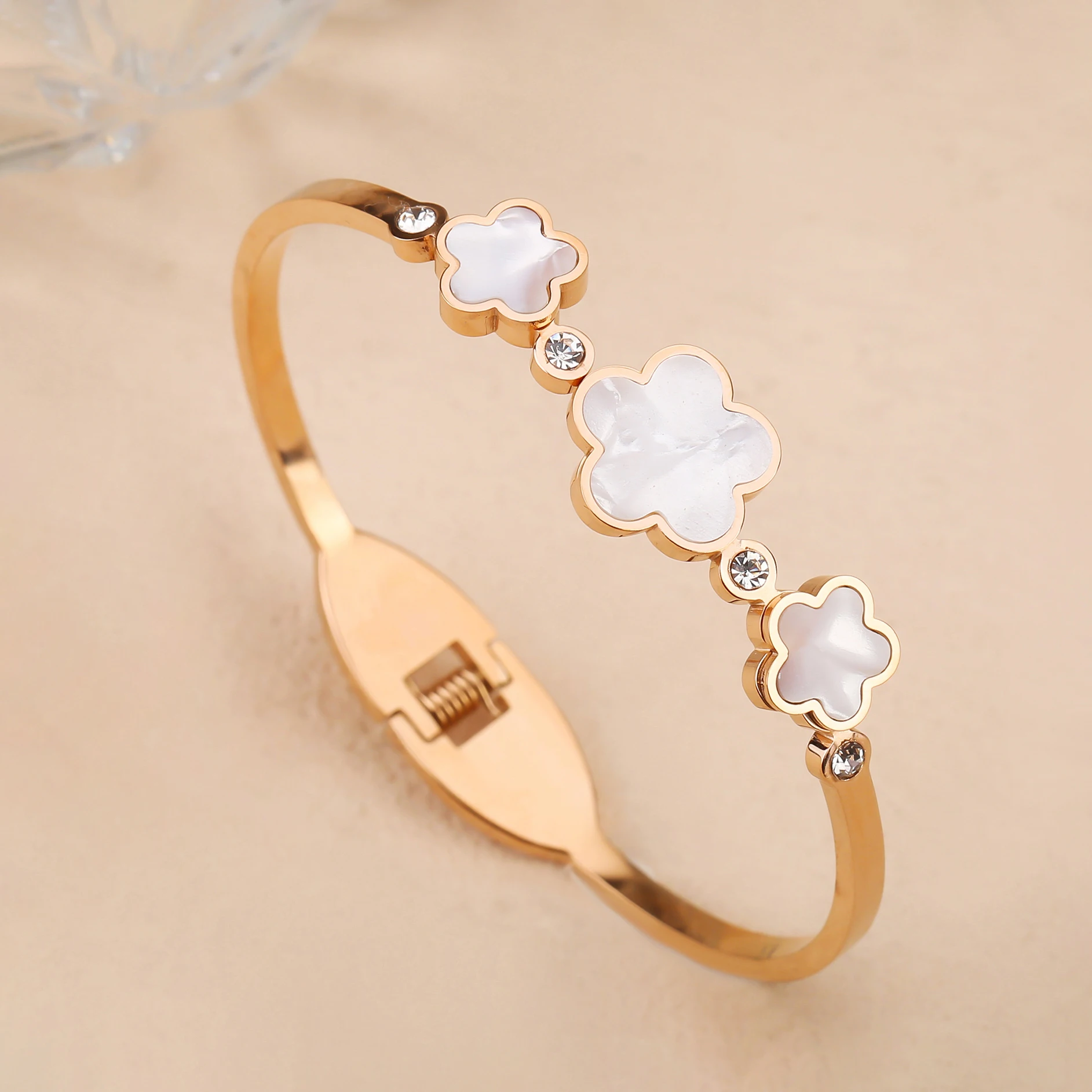 Simple Stainless Steel White Shell Five Leaf Flower Bangle Classic Clover Wrist Jewelry Luxury for Woman Party Jewelry Gift