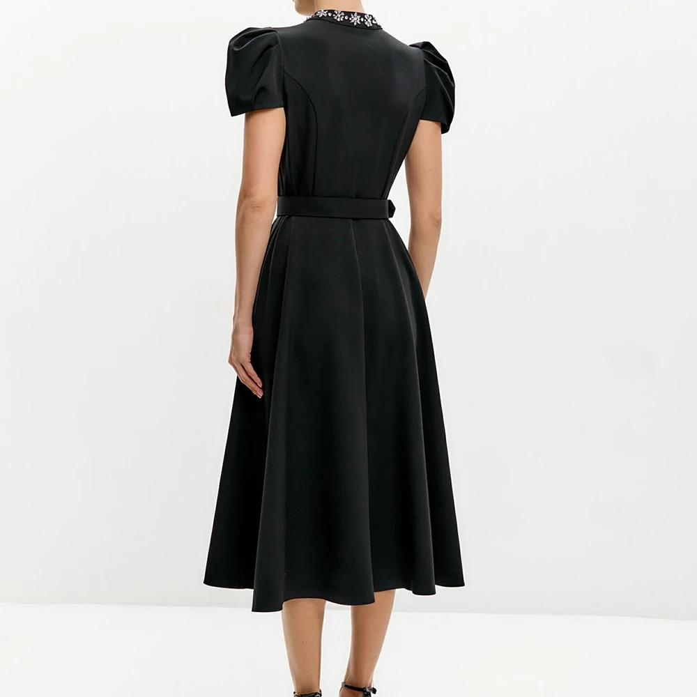 فساتين سهرة مخصصة على شكل حرف A بطول الشاي ورقبة عالية وأكمام قصيرة فستان حفلات أنيق وشاحات كريستالية بسيطة ثنيات للحفلات