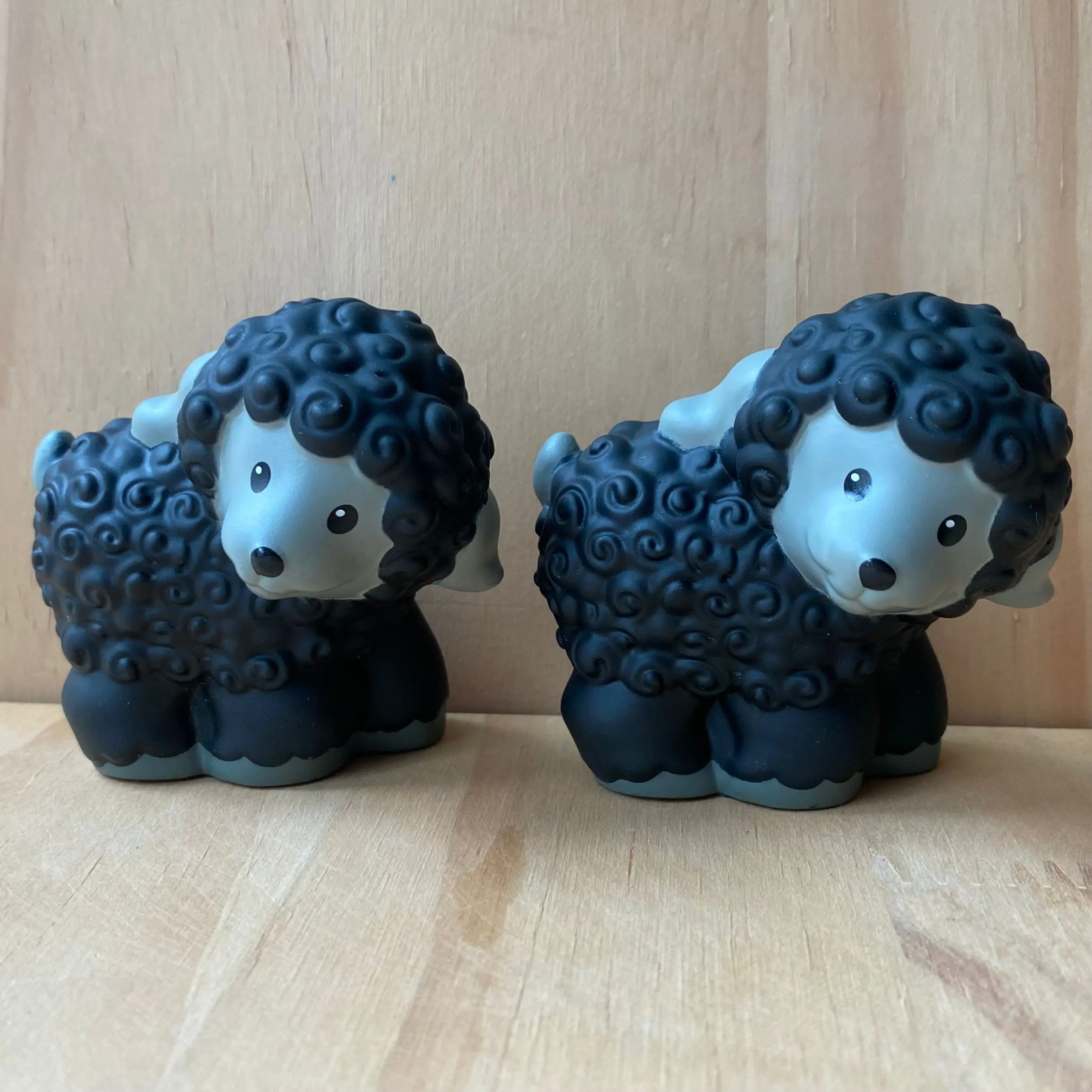 

LOT 2PCS (2.5 INCH) Fisher Price Little People Farm Nativity Easter Black Sheep toys