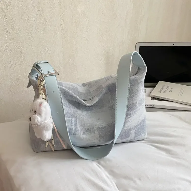 

Популярная в Японии и Корее полированная маленькая женская сумка 2026 года, новая модель в стиле Lazy Wind, сумка-тоут для повседневных поездок, наплечная сумка-багет