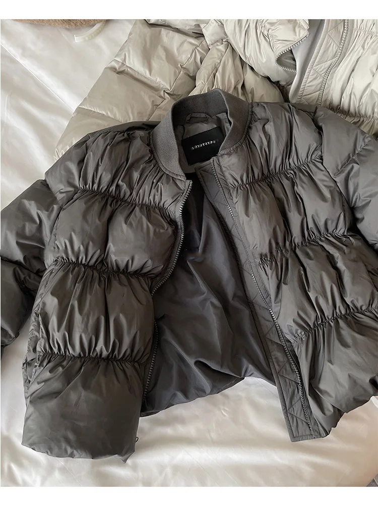 เสื้อโค้ทกันหนาวทรงพัฟเฟอร์แบบเกาหลีสำหรับผู้หญิง ดีไซน์น่ารัก สไตล์นุ่มนิ่ม ให้ความรู้สึกสบายเหมือนพับได้ เหมาะสำหรับใส่เดินทาง ทำจากโพลีเอสเตอร์