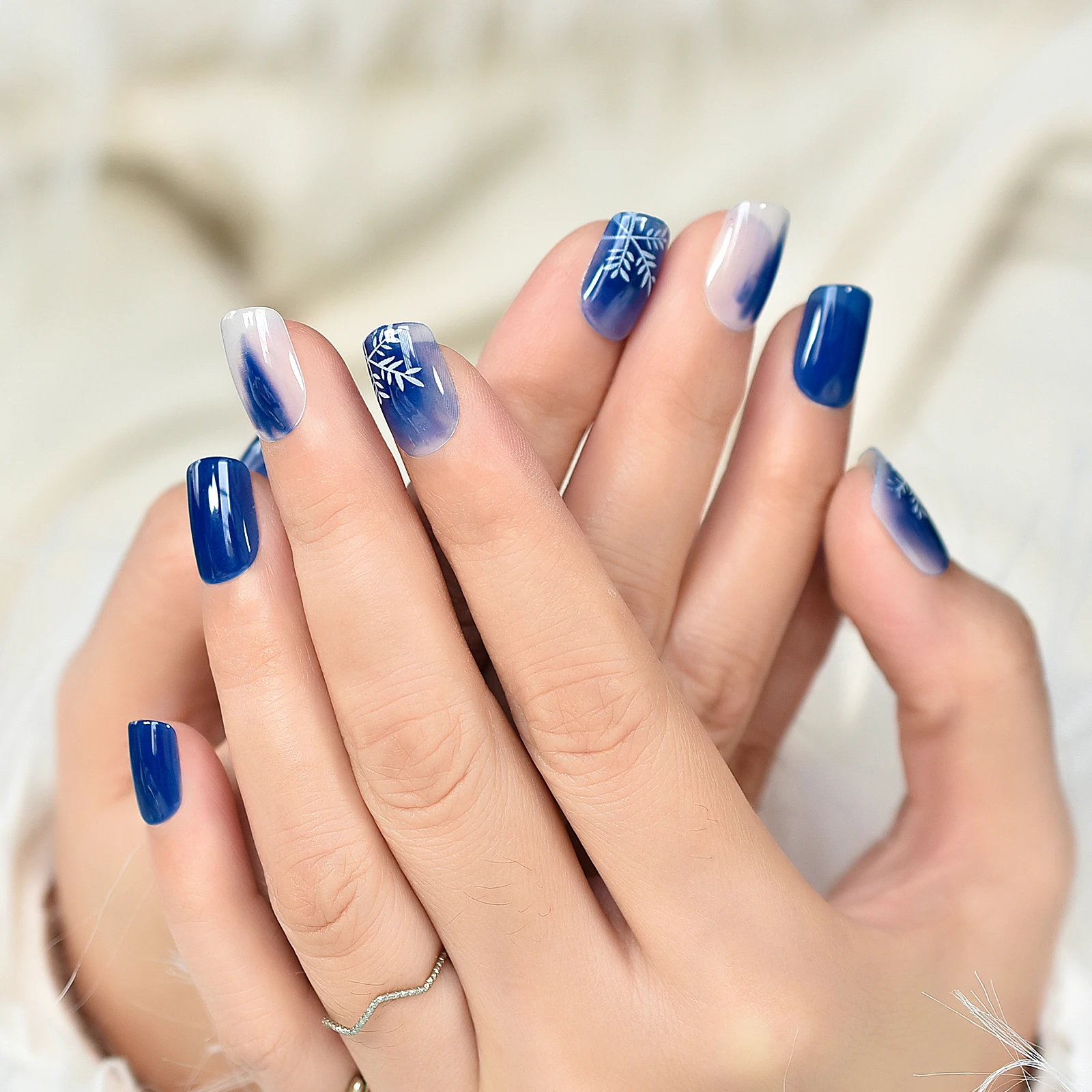 3D Christmas Press On Nails Short Squoval Blue Snowflake Nail Art Tips Salon Reusable Acrylic Nails Manicure Fake Nails