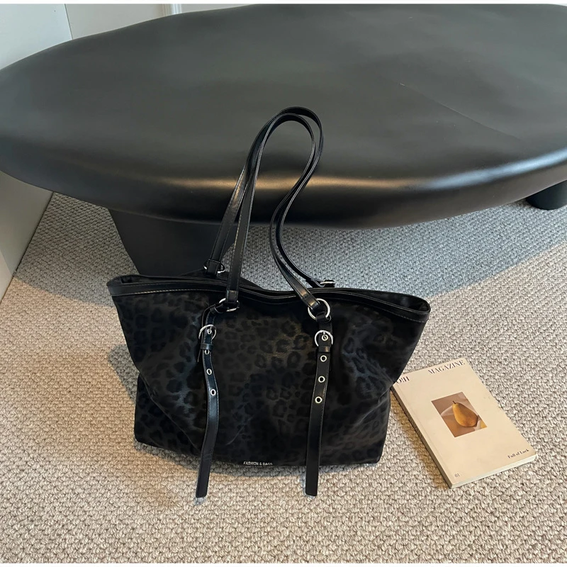 Vintage-Umhängetasche mit Leopardenmuster, Winter-Handtasche aus Kunstwildleder mit großem Fassungsvermögen, verstellbarer Riemen, Metallring-Dekoration, weiche Hobo-Tasche. – Detail 19