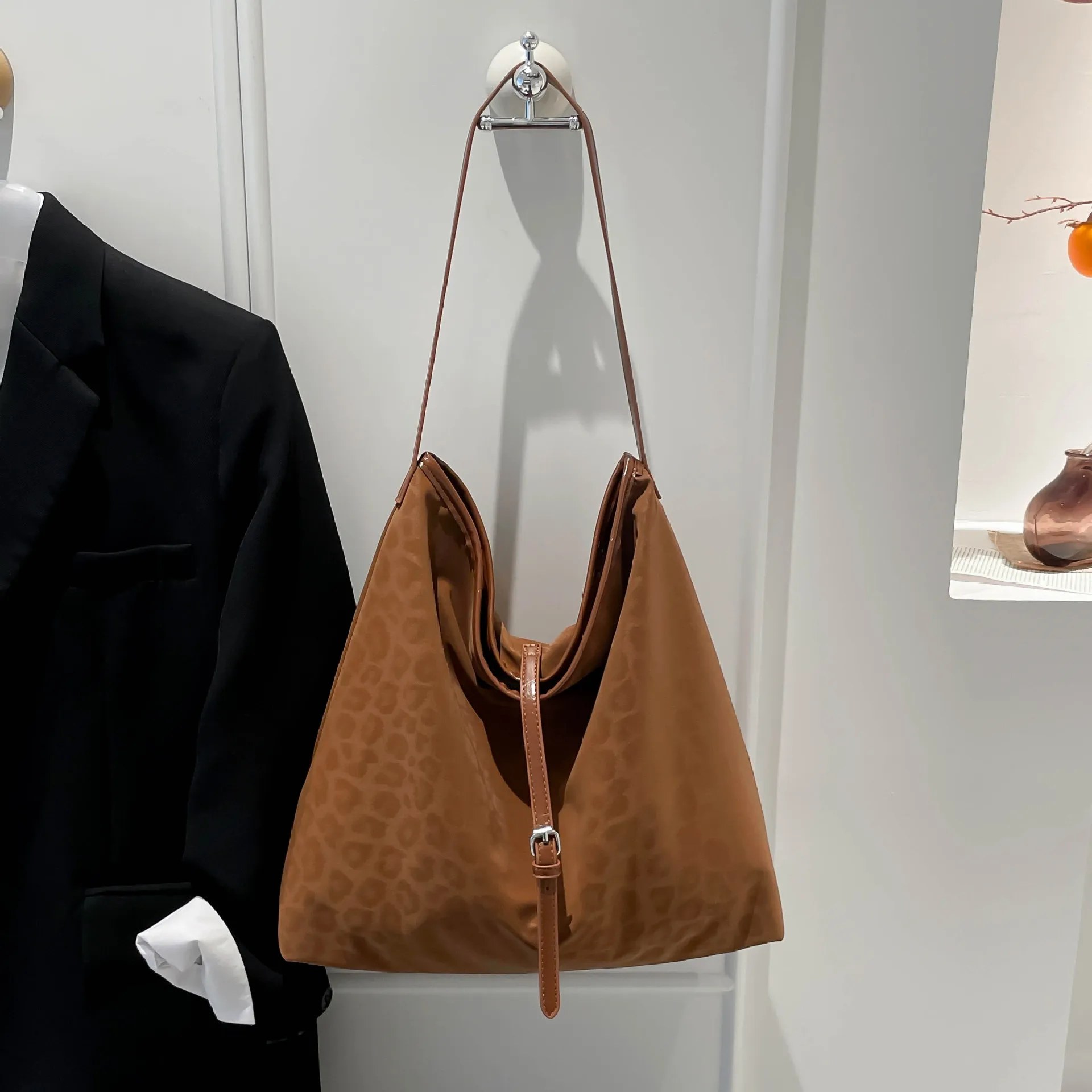 

2025 Leopard Print Tote Bag, Minimalist Shoulder Purse for Women, Chic Top Handle Crossbody, Casual Commuter Day-to-Night Bag