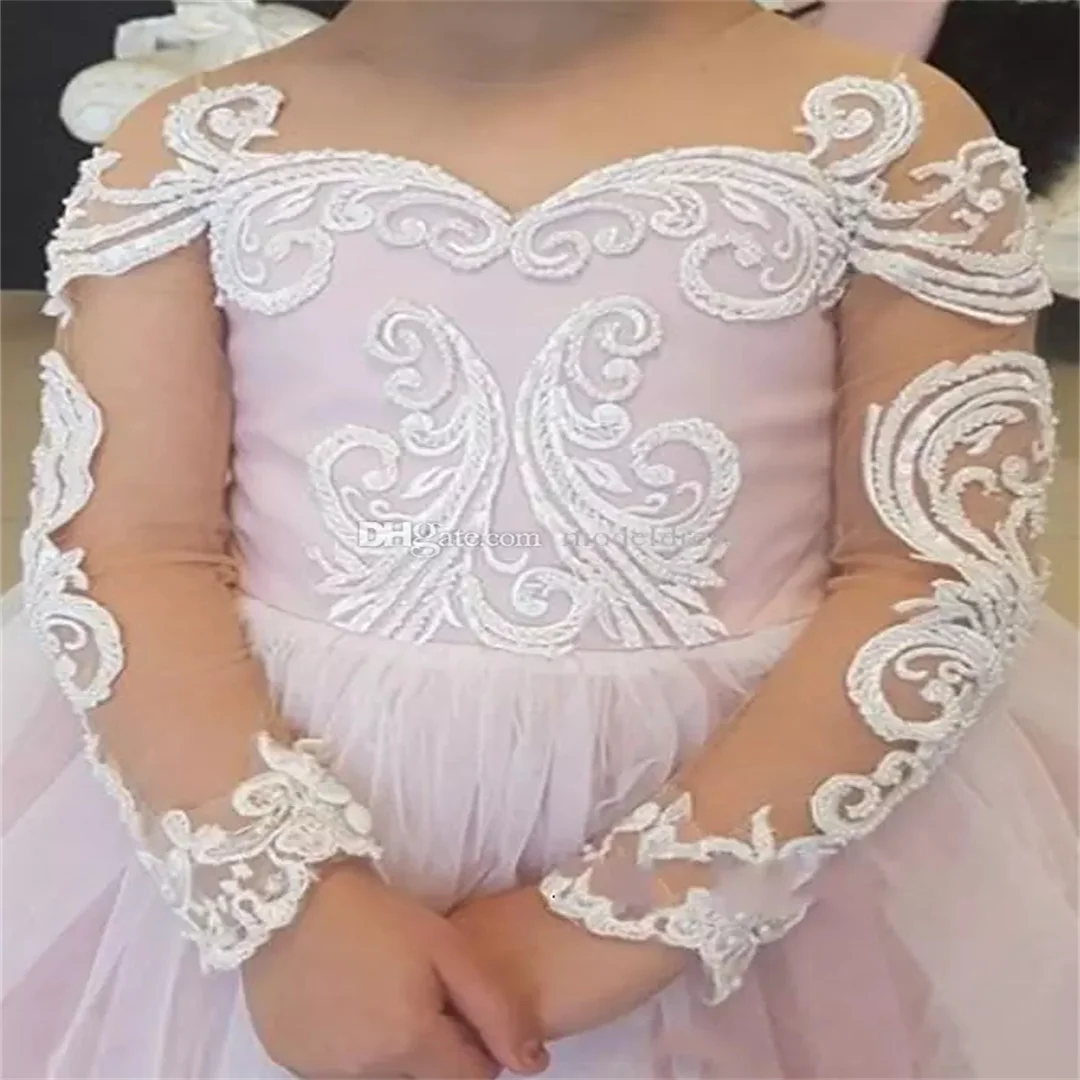 فساتين فتاة الزهور الجميلة المخصصة لحفلات الزفاف بأكمام طويلة مزينة بالدانتيل ثوب حفلة شامبانيا فستان التواصل الأول للفتيات