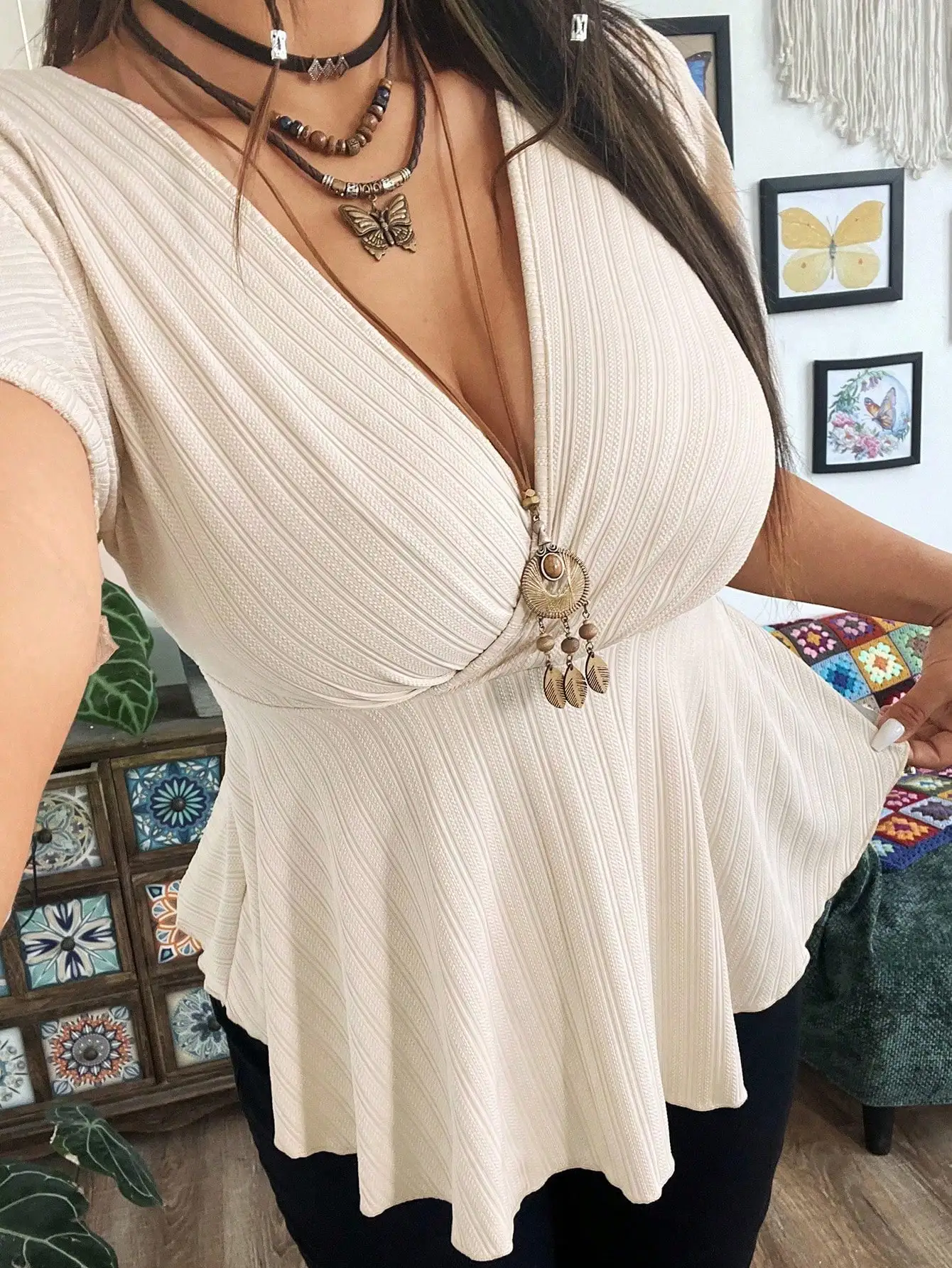 Damenmode im neuen Stil mit tiefem V-Ausschnitt, vielseitiges, einfarbiges, kurzärmeliges Damenoberteil.