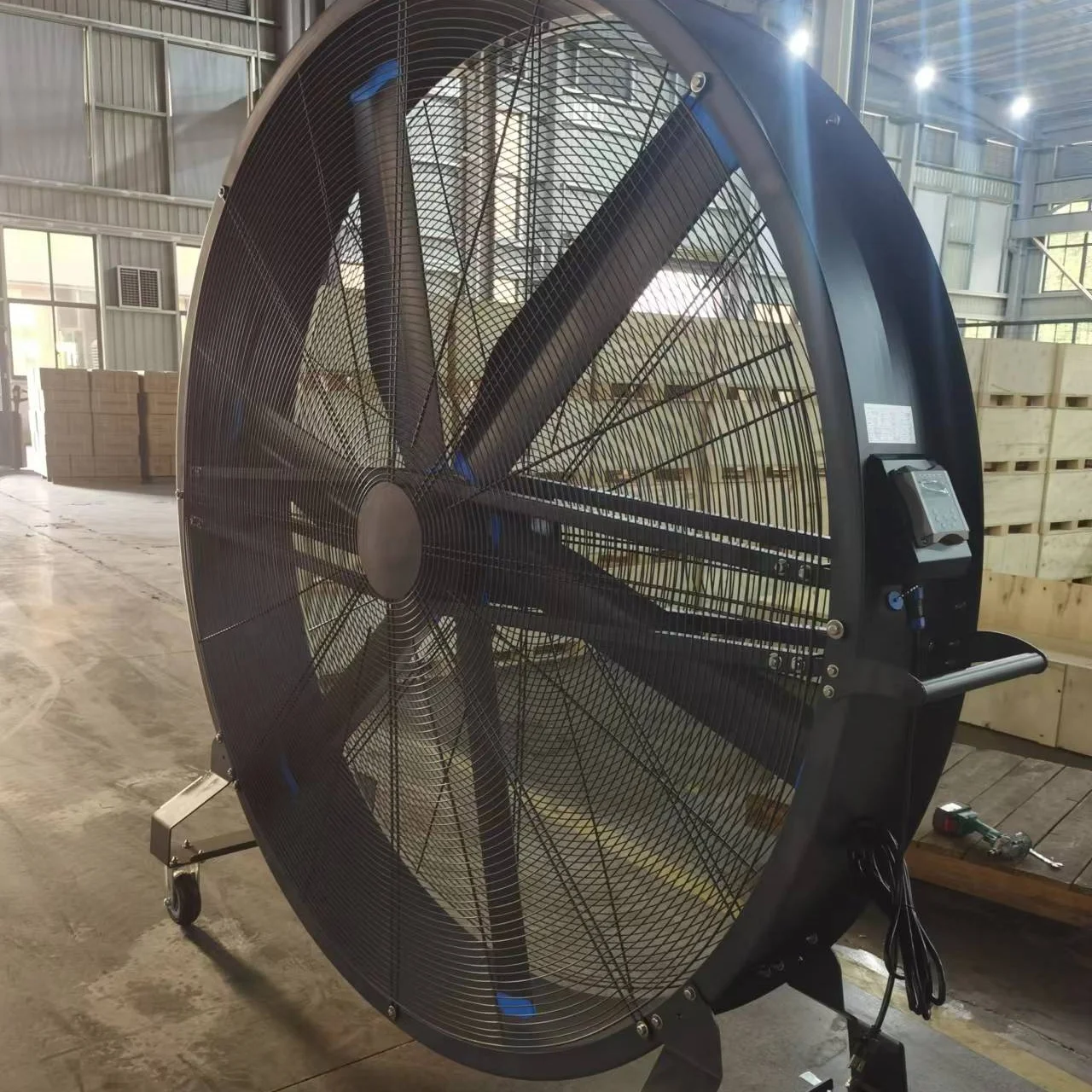 تستخدم صالات رياضية مروحة أرضية كبيرة الحجم بقطر 2 متر