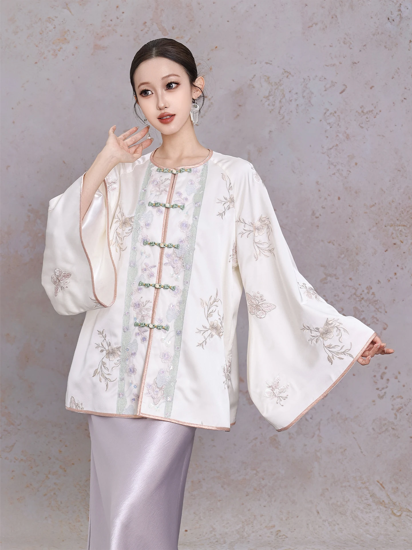 

Новая китайская блузка в национальном стиле с вышивкой, атласными пуговицами, оригинальный дизайн BYLU, весна-лето, свободный крой, длинный рукав, женская...