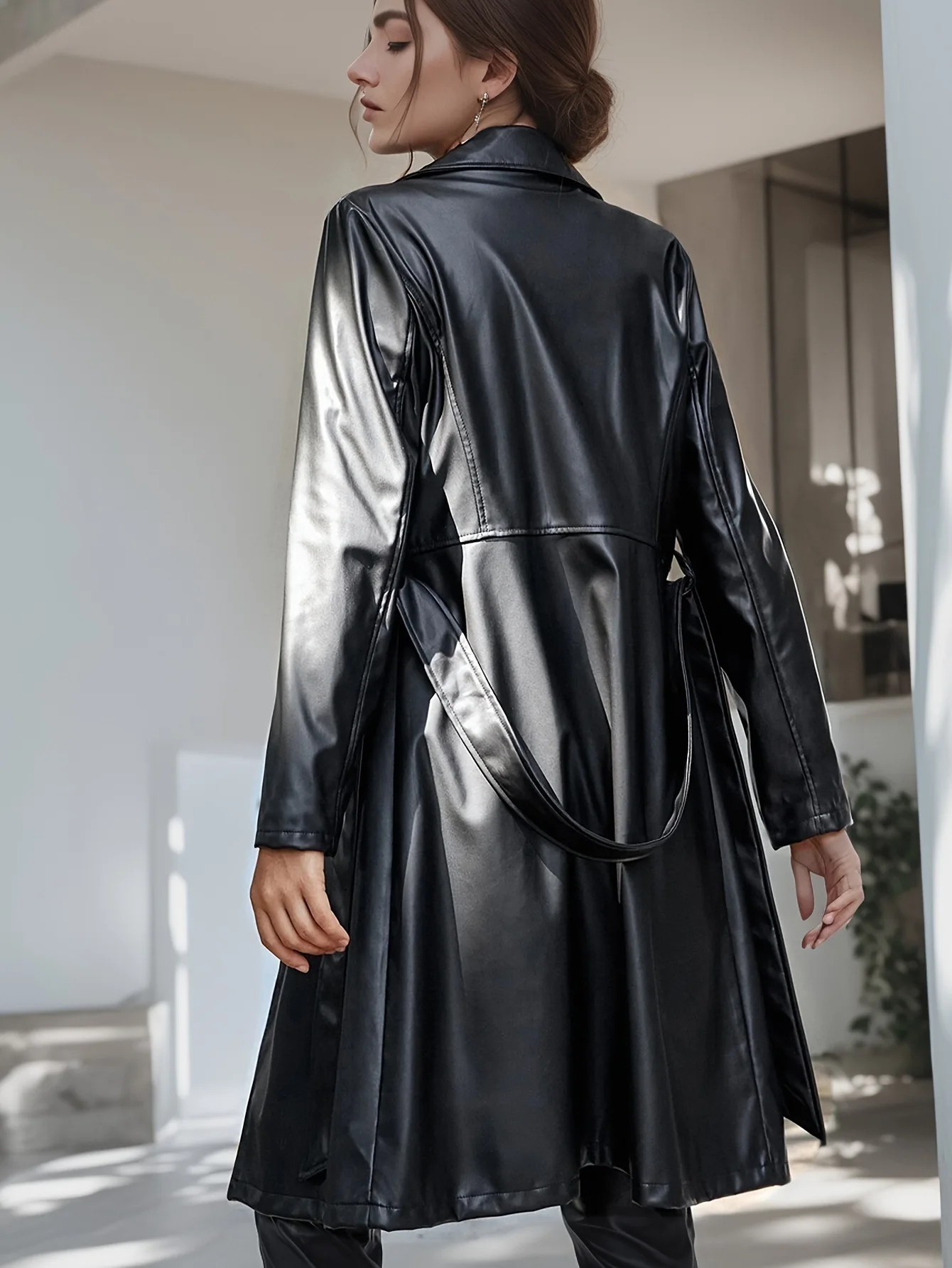 2025 Trench da donna in pelle artificiale Trench autunnale a maniche lunghe alla moda Cappotto da donna lungo in pelle aderente