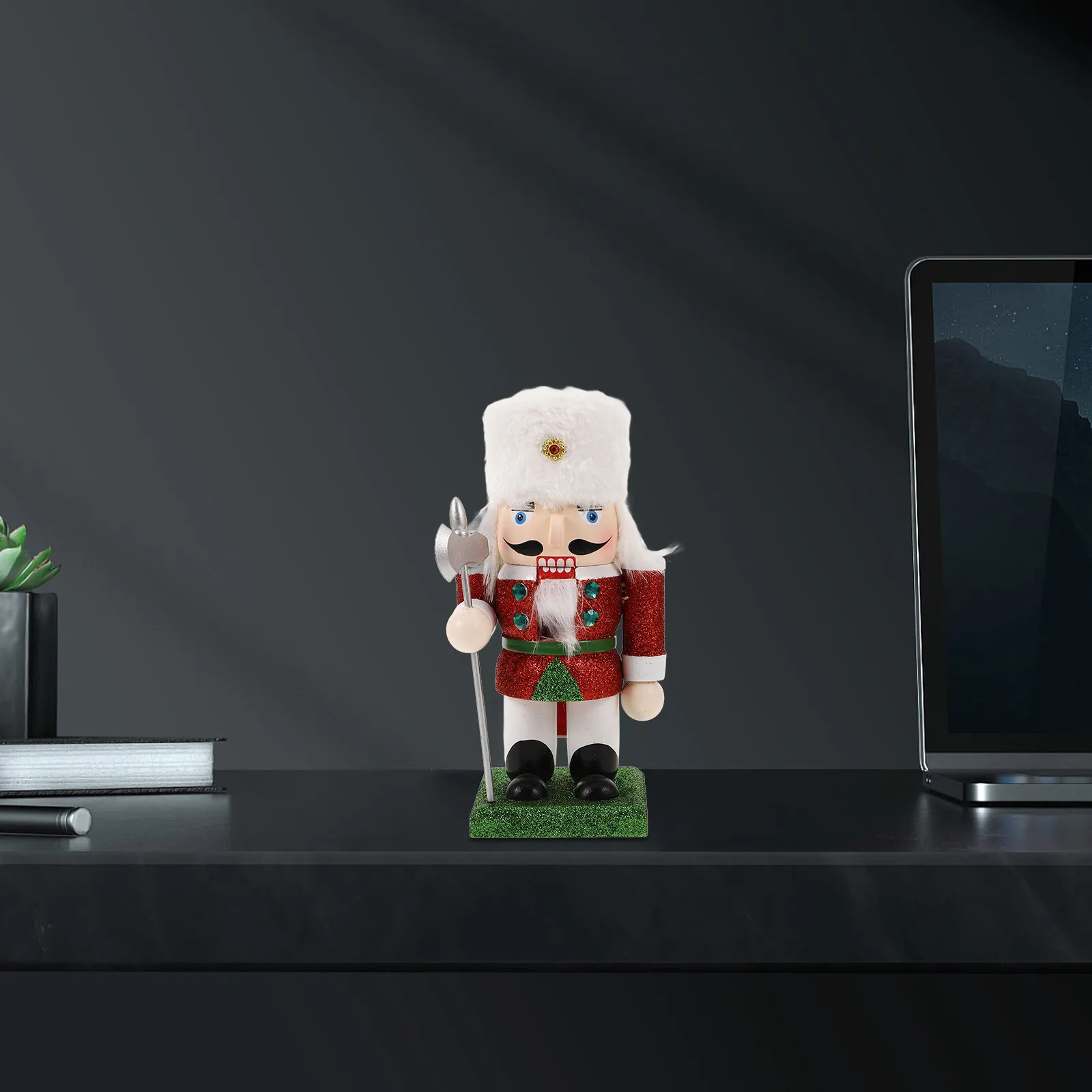 

Очаровательный деревянный Щелкунчик: Рождественское украшение с праздничным блеском, винтажный дизайн для стола и полки, создающий праздничную атмосферу