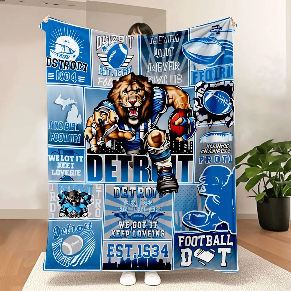 Detroit Football Legacy Collage-Decke – lebendiges blaues/graues Kunstwerk mit Fierce Lion-Maskottchen, die Teamgeschichte feiert (1904–1984).