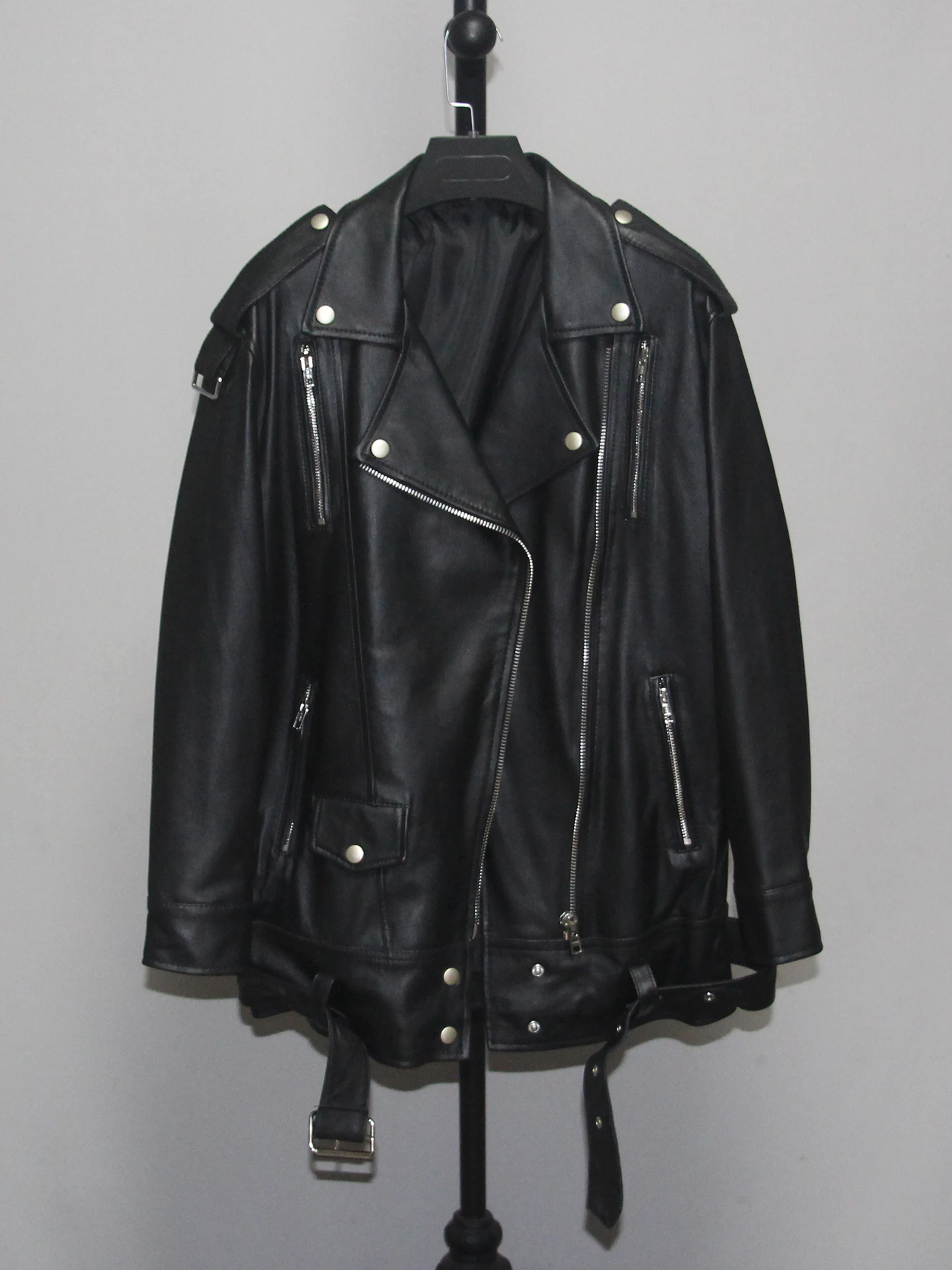 Nova Jaqueta Feminina de Couro Sintético 2025 com Design de Ombro Solto, Cinto de Cintura Fino e À Prova de Vento para o Dia a Dia