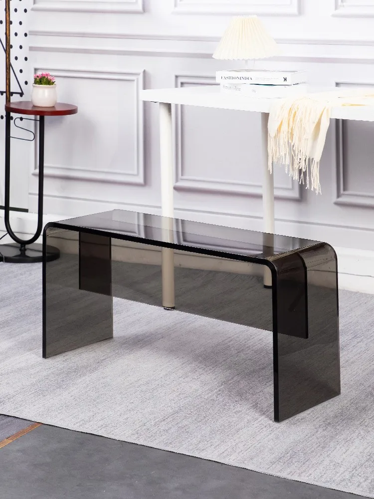 部屋のダイニングチェア、ドアにある無垢材のミニマリストスタイル、シンプルなベンチ、ベッドの端にある化粧と靴を交換するスツール