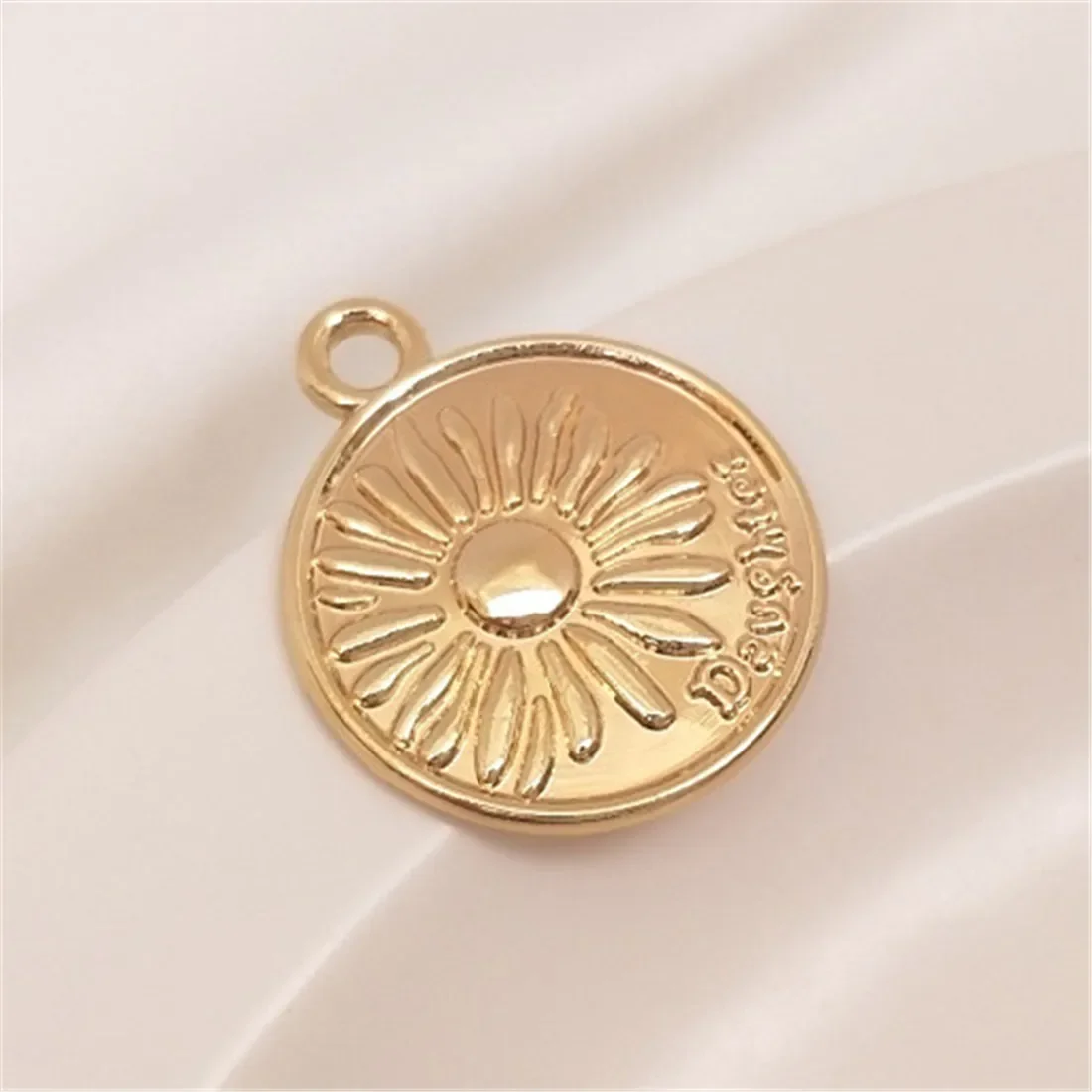 14K Gold-plated Small Daisy Flower Round Pendant 20mm Handmade Diy Sweater Necklace Pendant Accessories C358