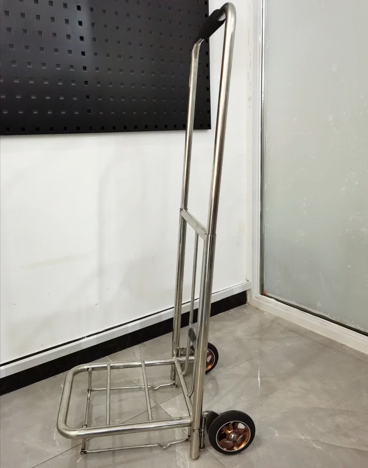 Un piccolo carrello portatile pieghevole