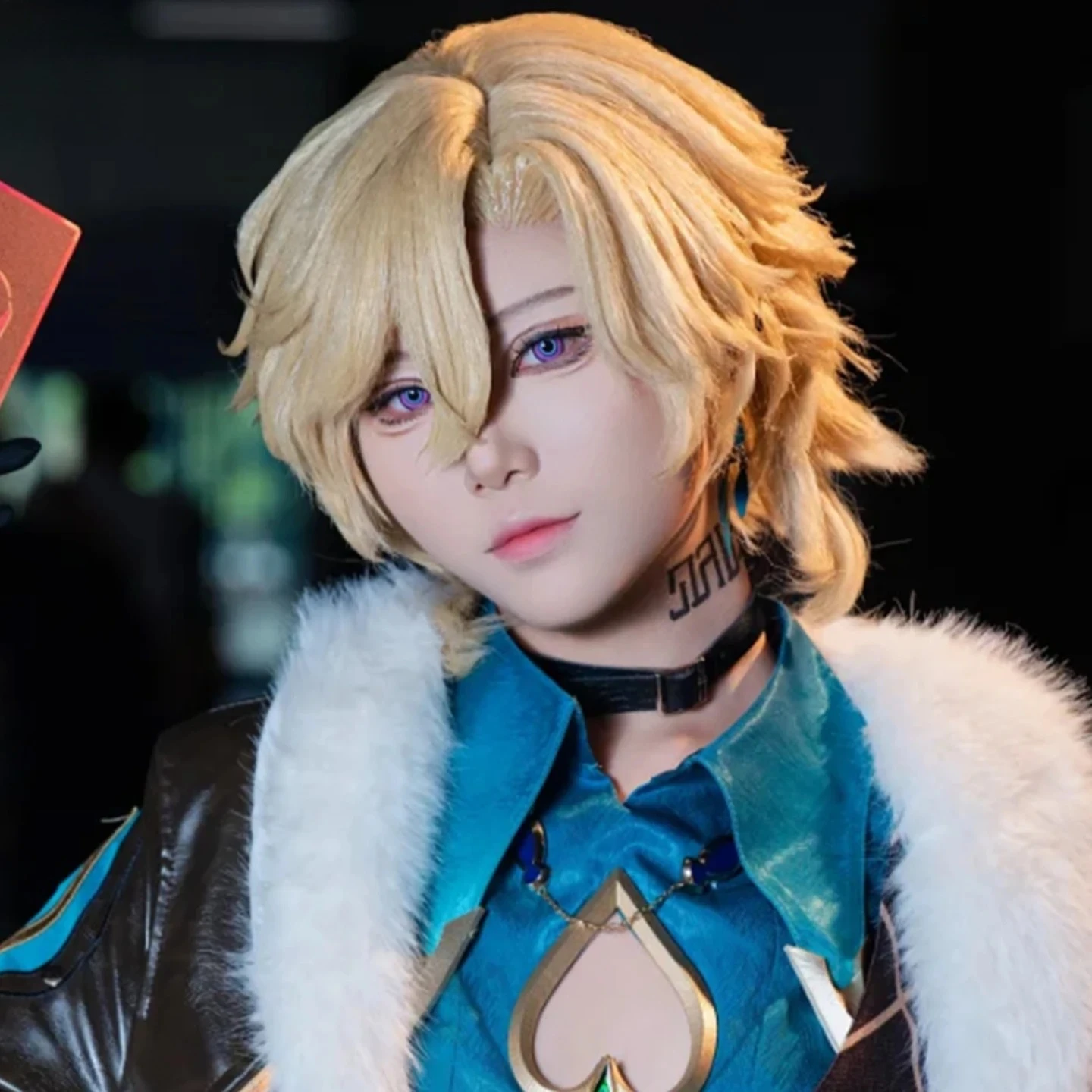 Honkai Star Rail用サンドゴールドコスプレウィッグ - 若々しい少年風スタイル、リアルな頭皮、狼の尻尾、フリップアップヘアスタイル、フルヘッドウィッグ