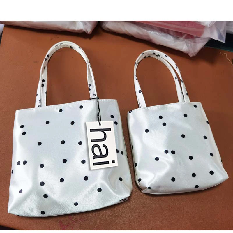 Damen Retro-Handtasche mit großem Fassungsvermögen, modische Seidensatin-Tasche mit Punkten und Streifen, quadratische Unterarmtasche, lässige Schultertasche für Pendler 2026 – Detail 7