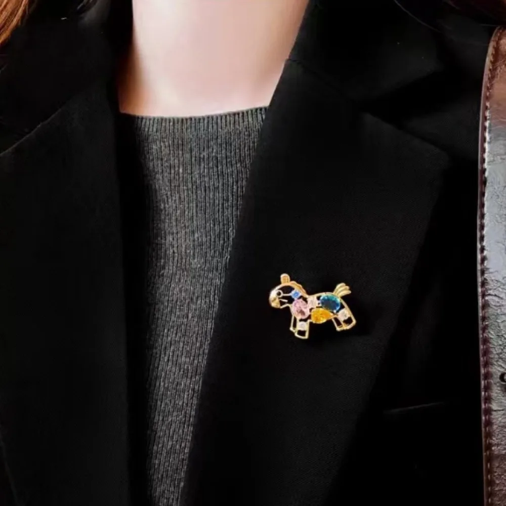 

Light Luxury Zodiac Horse Brooch Elegance Exquisite Hollow Pony Brooch Cartoon Understated Crystal Brooch Year of The Horse